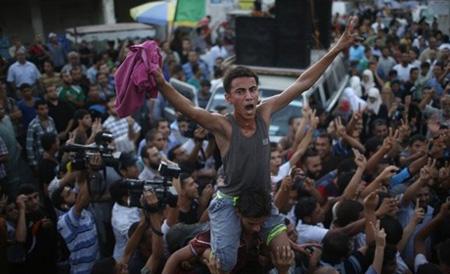 Người Palestine ăn mừng thỏa thuận ngừng bắn.